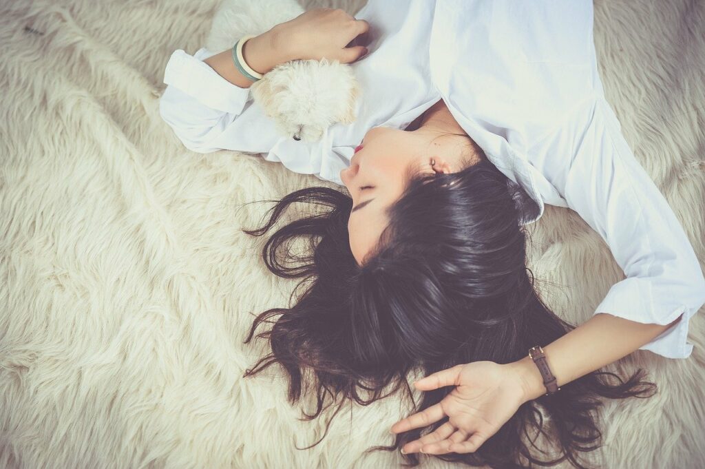 Frau schläft mit Hund auf dem Bett lohnt sich ein Lichtwecker