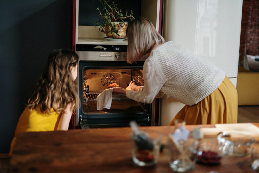 Mutter erklärt Tochter den Ofen Worauf achten beim Backofenkauf