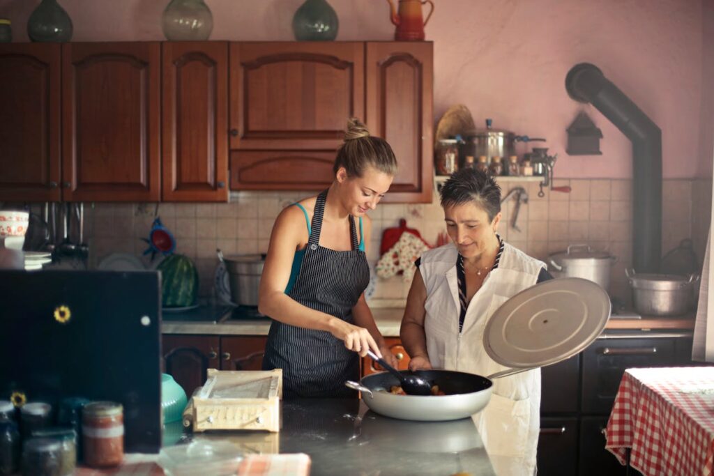 Mutter und Tochter in moderner Küche Die beliebtesten elektrischen Haushaltsgeräte im Trend