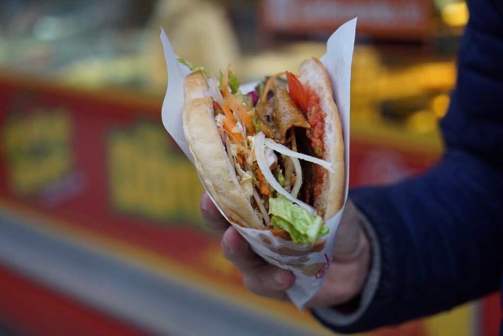 frischer Döner in der Hand Döner zu Hause selbst machen Die besten Methoden