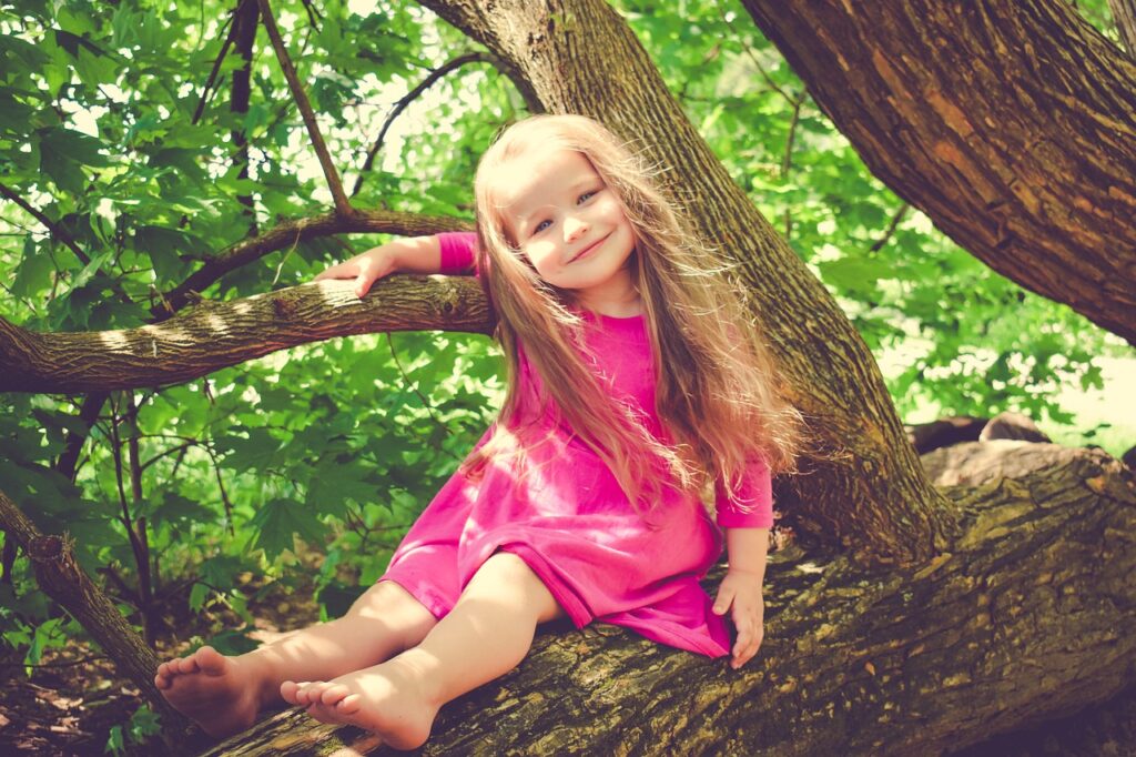 Mädchen spielt im Garten Spielhäuser für Kinder im Garten Tipps zur Auswahl