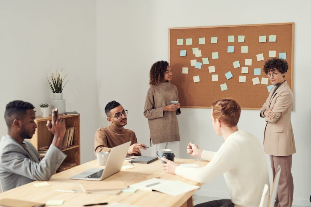 Team bespricht Marketing Kreative Marketing-Strategien für neue Produkte