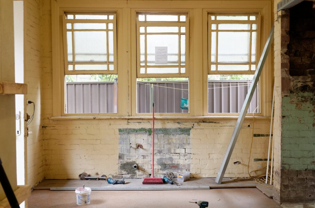 Renovierung Haus Arbeit Unterschiedliche Renovierungsarbeiten in verschiedenen Bereichen