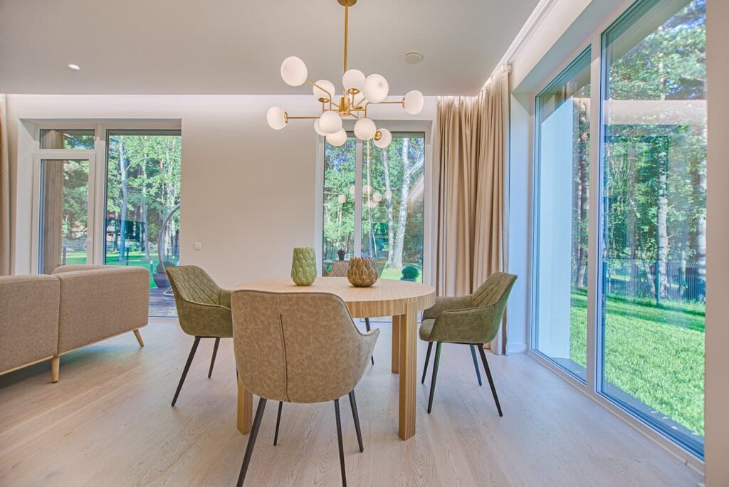 Einrichtung lichtdurchflutetes Wohnzimmer Blick zum Garten Neue Trends aus der Interieur-Welt