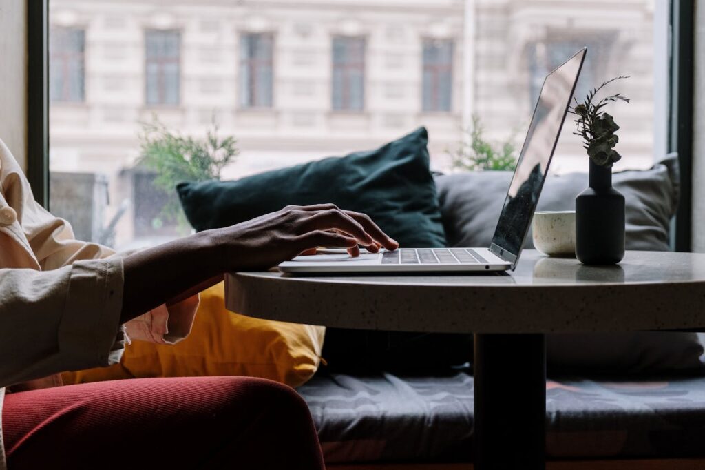 Frau surft am Laptop Wohnung Preisvergleich-Portale im Netz – So erkennst du, ob sie seriös sind